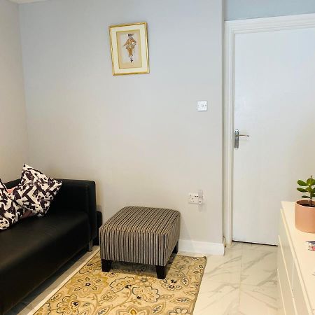 1 Studio Room Near Central Лондон Экстерьер фото