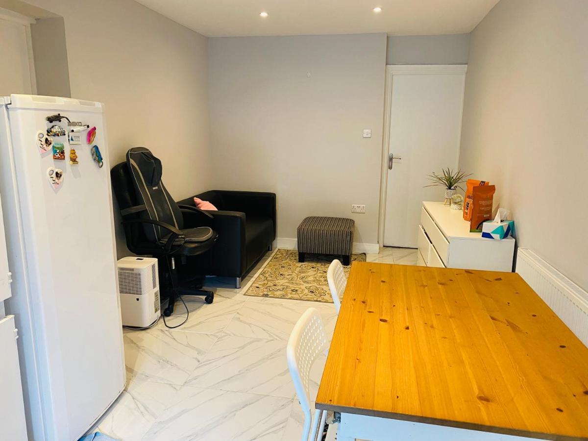 1 Studio Room Near Central Лондон Экстерьер фото